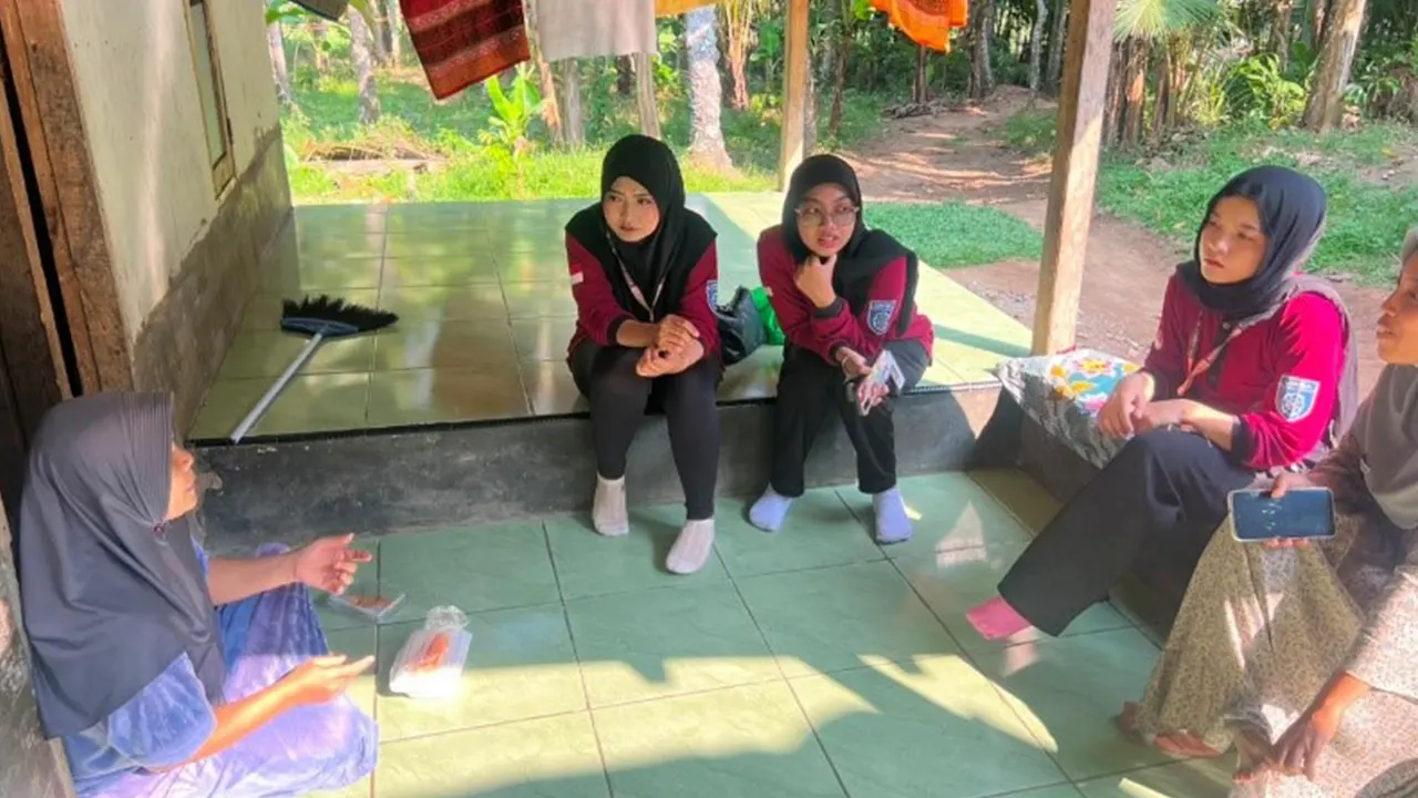 Mahasiswa KKM UNIBA Gandeng PKK Desa Muncang Kopong Gelar PMT Edukatif untuk Cegah Stunting